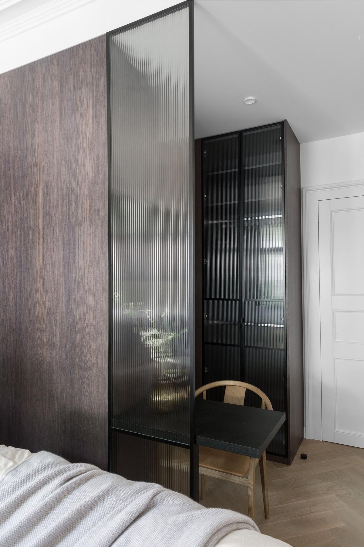 衣帽间柜门玻璃门设计,衣帽间转角设计连折叠玻璃门