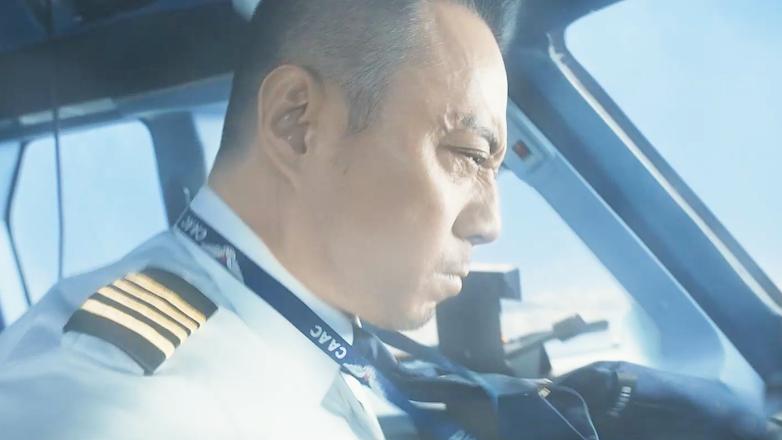 飞机挡风破裂数百人被困万米高空,玻璃破裂飞机迫降视频