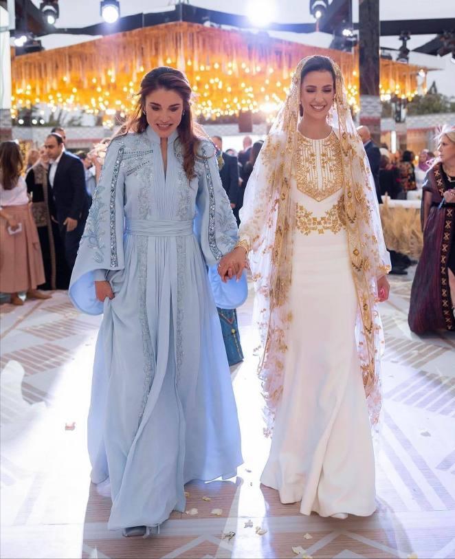 凯特王妃出席婚礼的礼服,凯特王妃粉色荷叶边