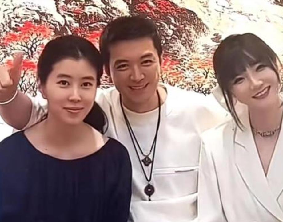 怎么看待杨子前妻被称为三妈,杨子前妻罕见出镜