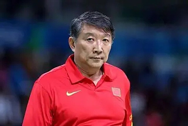 篮协副主席宫鲁鸣坐替补席,篮协主席宫鲁鸣