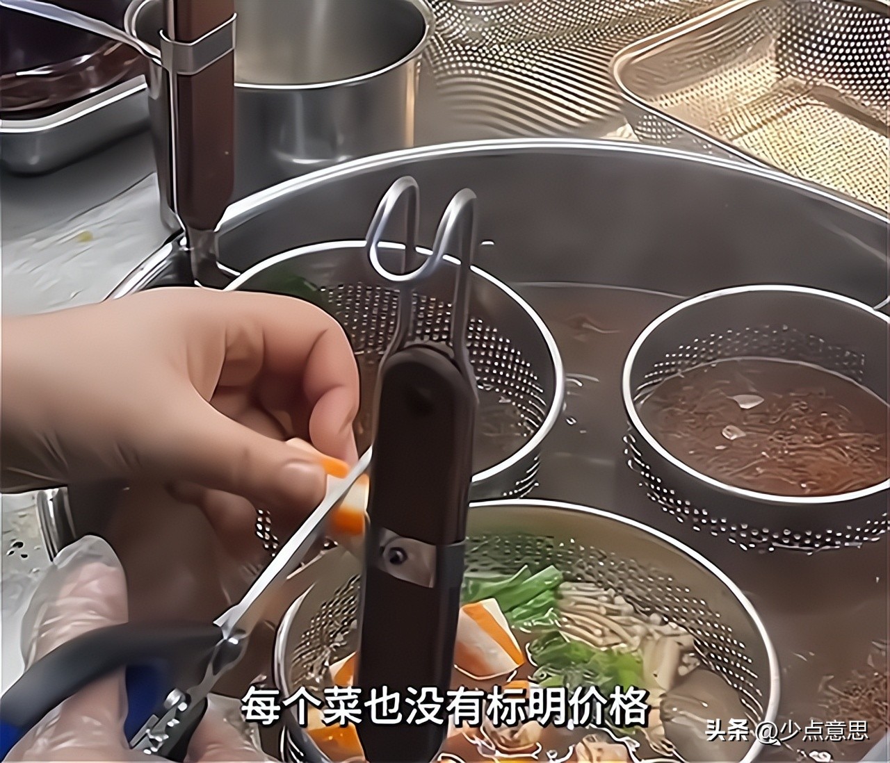 女子买2碗麻辣烫花175元是真的吗,女子买两碗麻辣烫花费175元