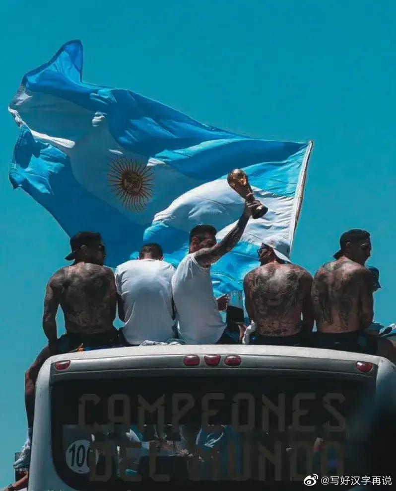 梅西对待球迷的温暖时刻,球迷对梅西的热情