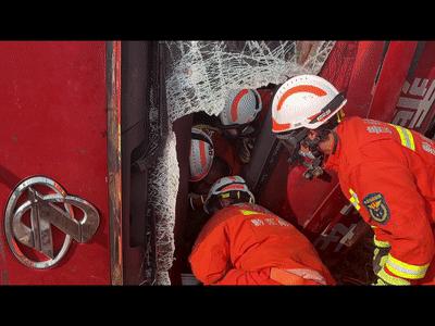 一大货车侧翻压扁轿车司机被困,货车侧翻驾驶员被困消防员救援