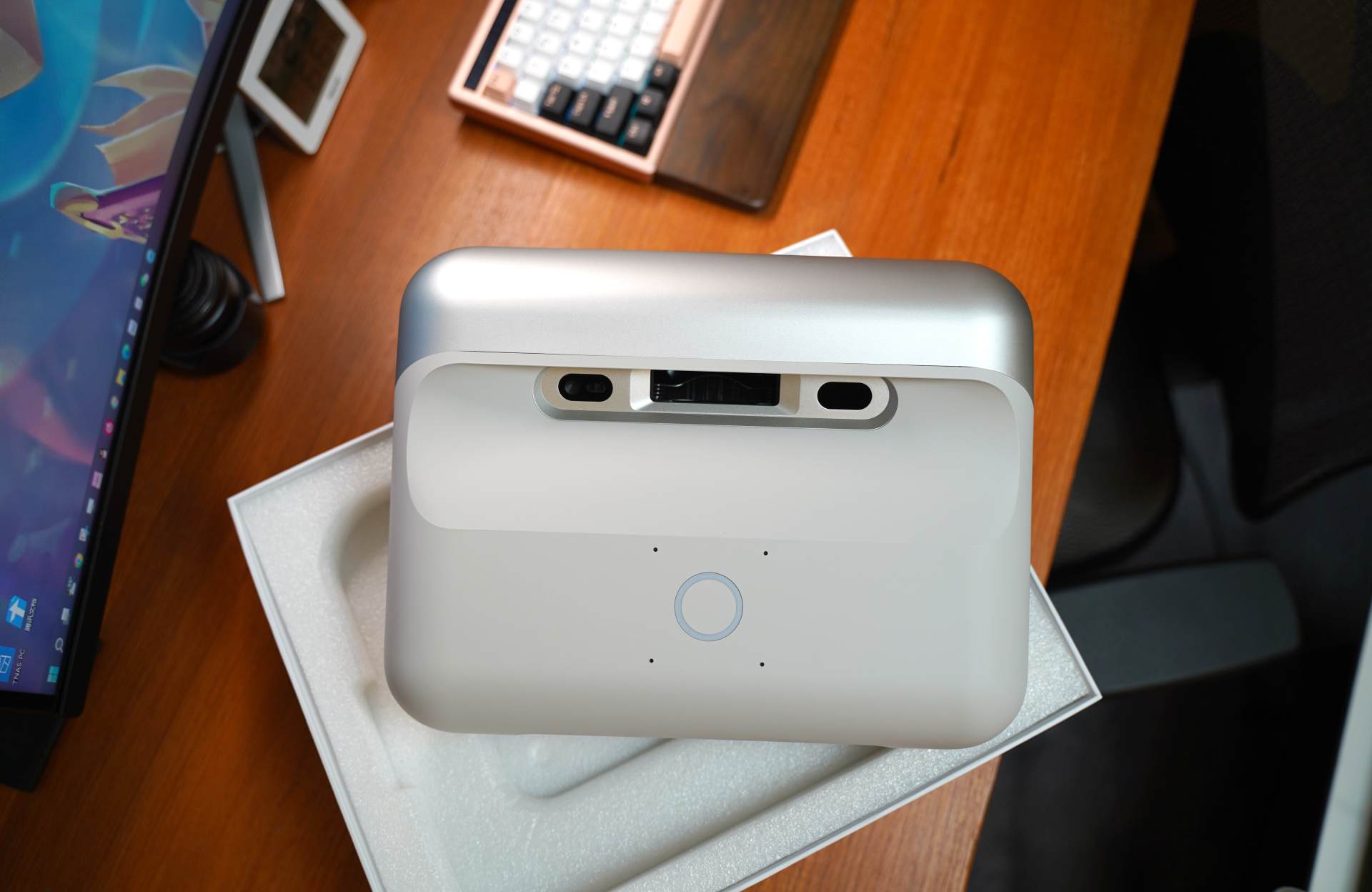 家里空间不够投影仪没法用，看看这台坚果O1S短焦投影仪