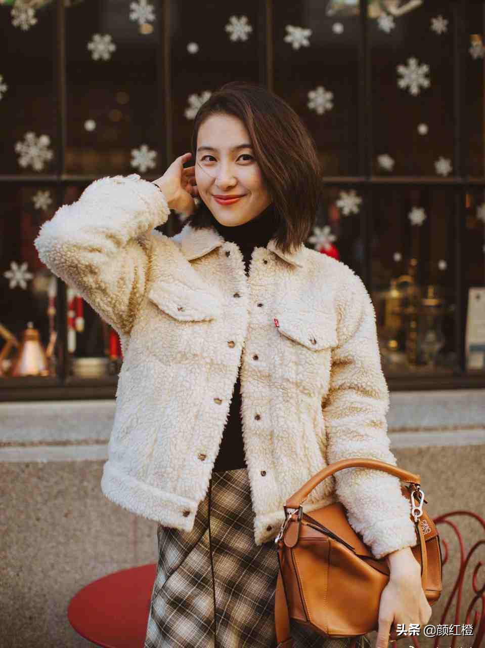 又火了一种穿法叫“羊毛羔外套+半身裙”，洋气精致还保暖，太美