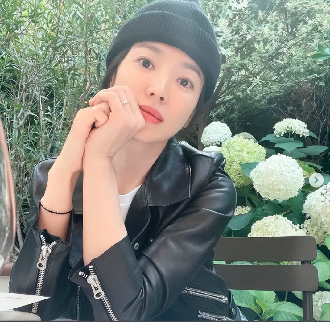 39岁宋慧乔晒照大秀香肩美背,40岁宋慧乔素颜