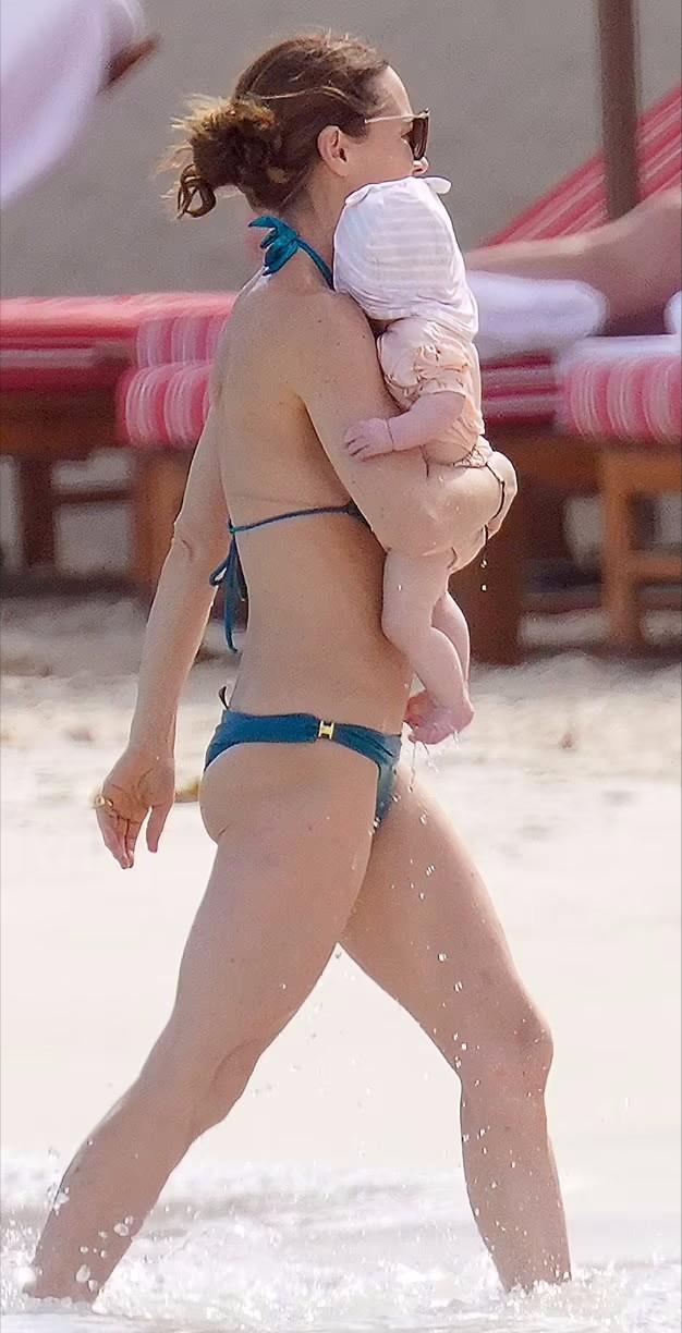 凯特37岁妹妹素颜带娃,威廉凯特带妹妹海边度假