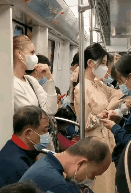 想问这姑娘衣服在哪买的,会不会挨揍?亮点