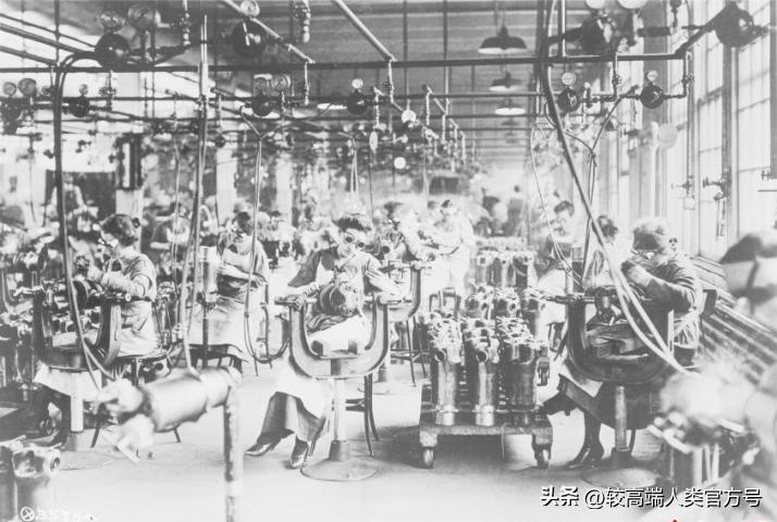 为什么国外女生要在地铁上岔开腿坐？