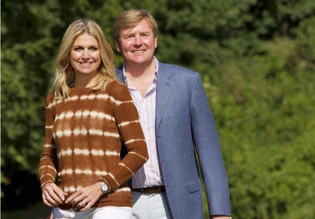 荷兰王后红毯裙,荷兰王后穿格子斗篷