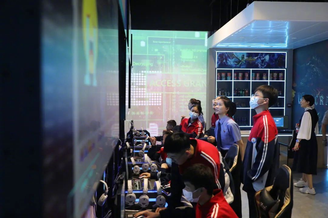 VR全景直播“拍了拍你”：走！来一场沉浸式法治之旅→