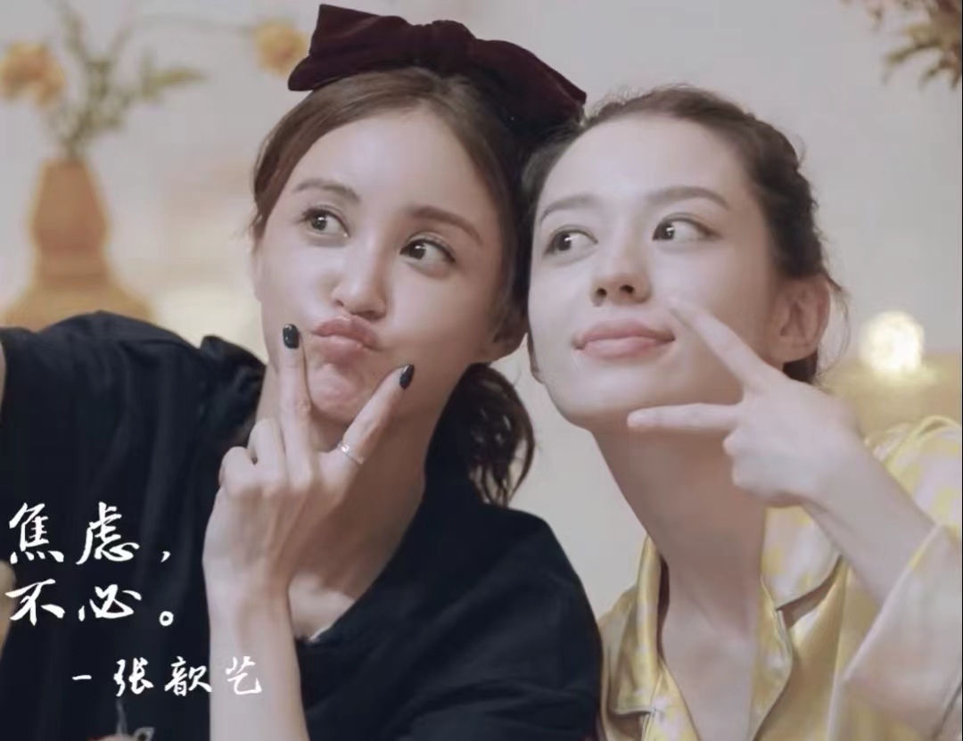 张歆艺做客《一人客栈》,白色短上衣配粉色休闲裤,留长发更美了