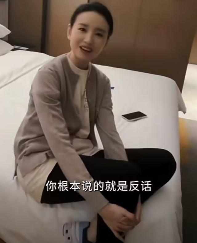 董洁儿子顶顶探班,董洁和儿子顶顶现身机场