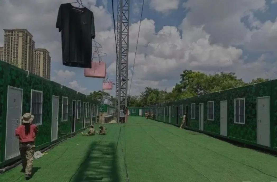 红色城市猎人开营，所谓“营地”在荒地，住的是临时工棚…