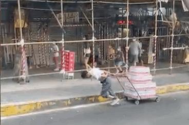 核酸检测站两女发生矛盾大打出手,父子核酸检测点殴打民警