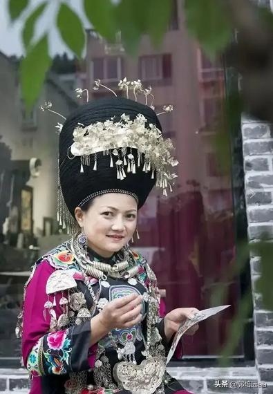 一小伙卖树叶一天挣12000,贵州女子巧用树叶赚大钱