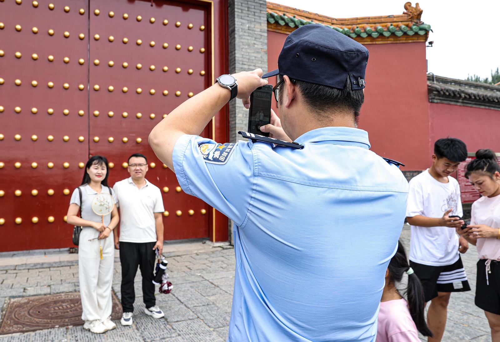 高温下,守护中街火热“烟火气”——来自沈河公安分局皇城派出所执勤岗的近距离观察