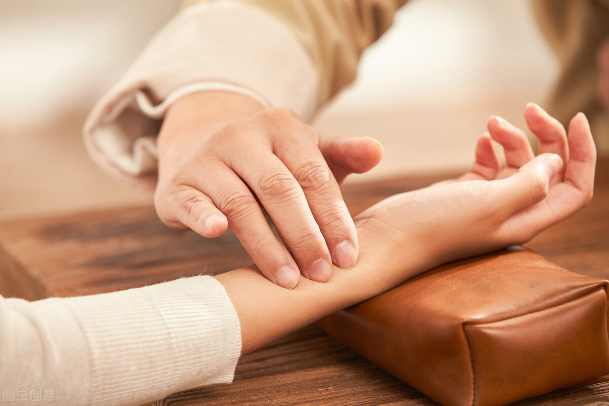 中医讲舌头有齿痕是什么原因呢,舌头两边有齿痕是体寒吗