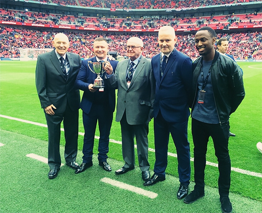 足总杯冠军小奖杯,足总杯奖杯含金量