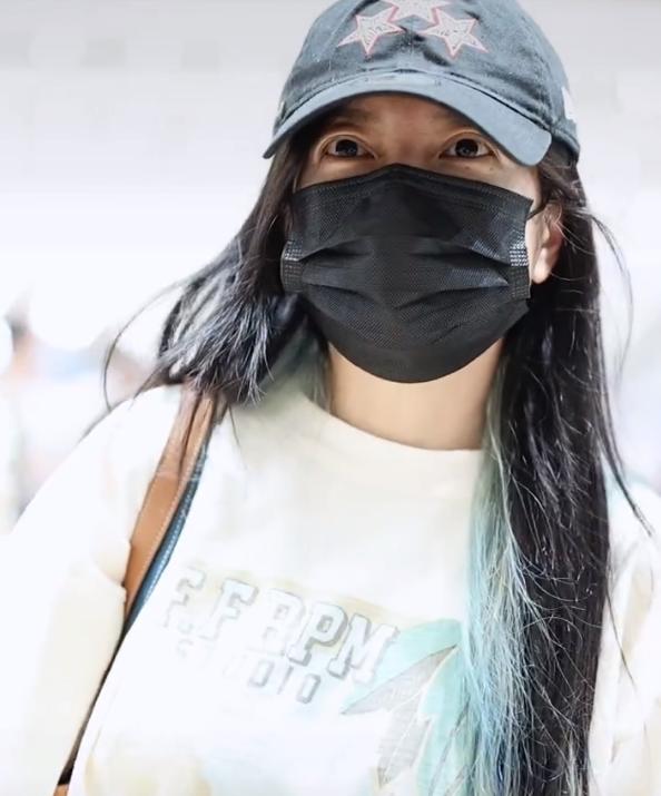 44岁赵薇近照穿红长裙,赵薇发福照片