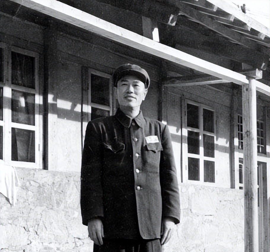 邓华缴获5箱白金龙香烟，仅分毛*东泽**1支，主席笑言：真是财不露白