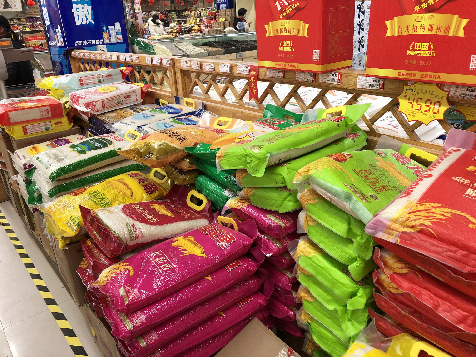 买大米时，先不管贵贱啥牌子，认准米袋“4行字”，就是好大米