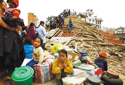 尼泊尔8级地震真实影像，泳池顷刻变汪洋大海，场面堪比灾难片