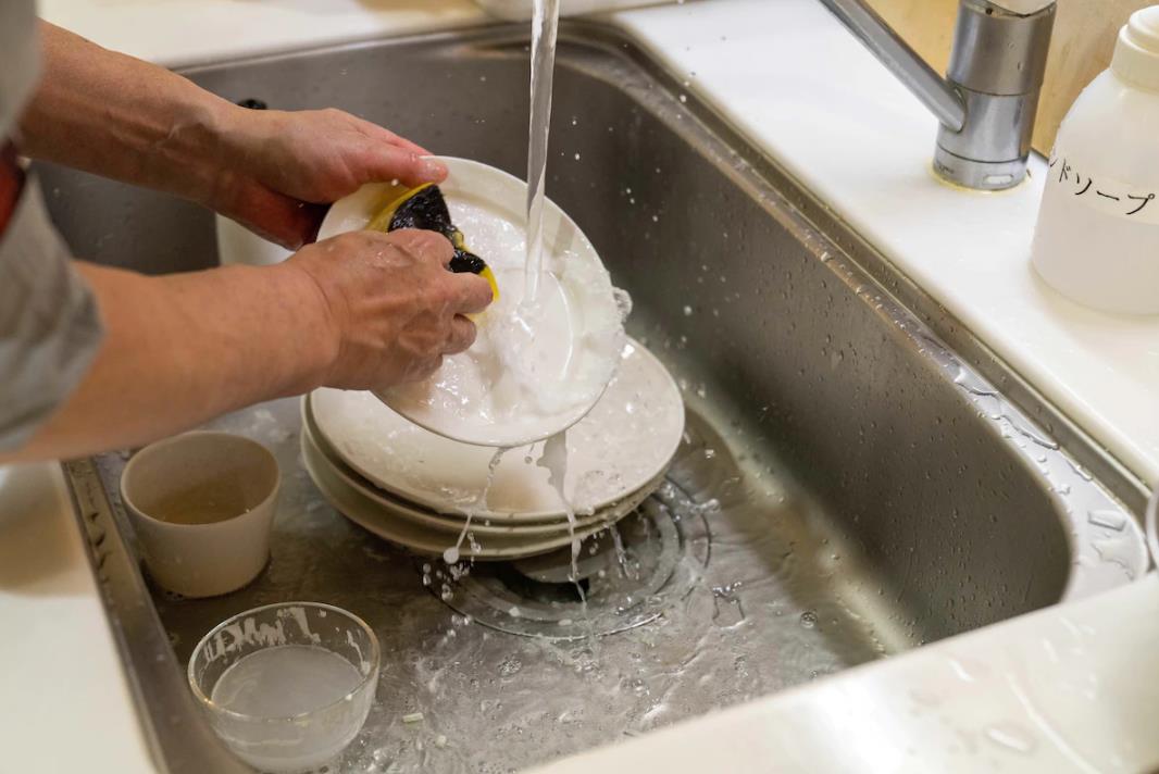 日本的老男人家务培训班，因为妻子老了，男人们发现自己啥也不会