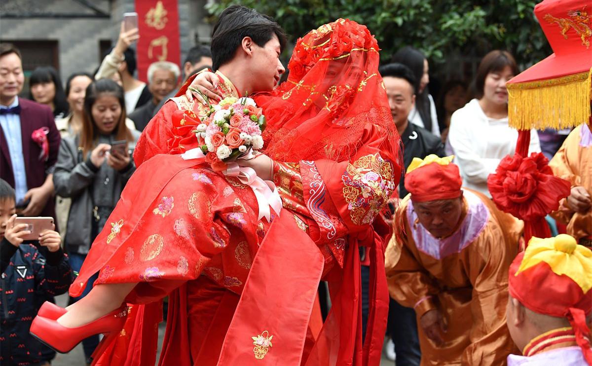 婆婆押着孕7个月媳妇引产，死胎出来的样子，让丈夫痛不欲生！