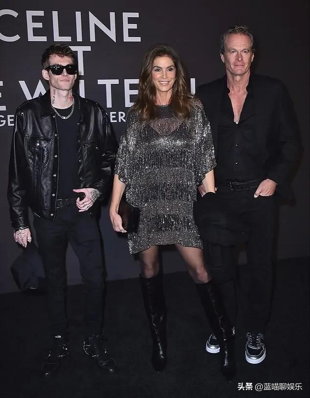 21岁的凯雅·杰柏在家人的支持下，身着一件金色露背迷你裙走秀