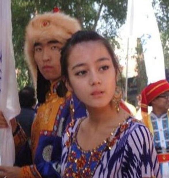 从小黑妞到“白灯泡”，吃美白药、猪蹄敷脸、全身涂粉…女星真难