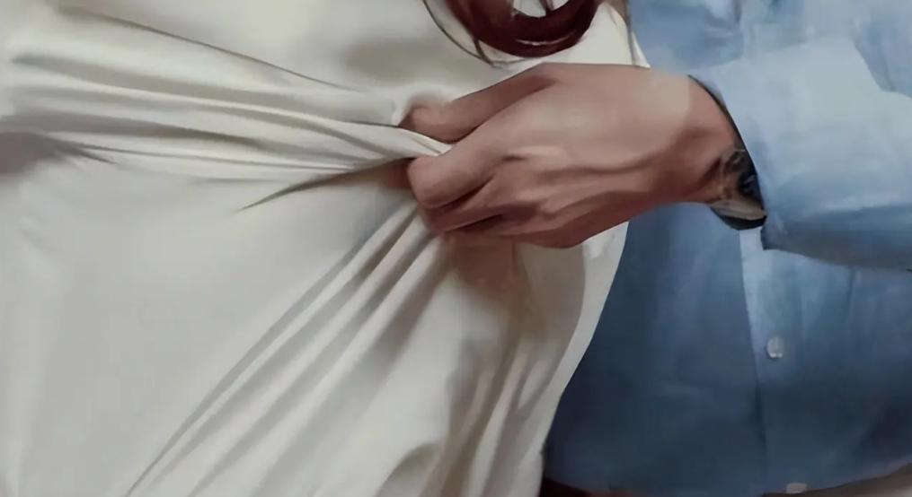 借拍戏之名，袭胸、摸腿、扯内衣，这些“咸猪手”，该管管了