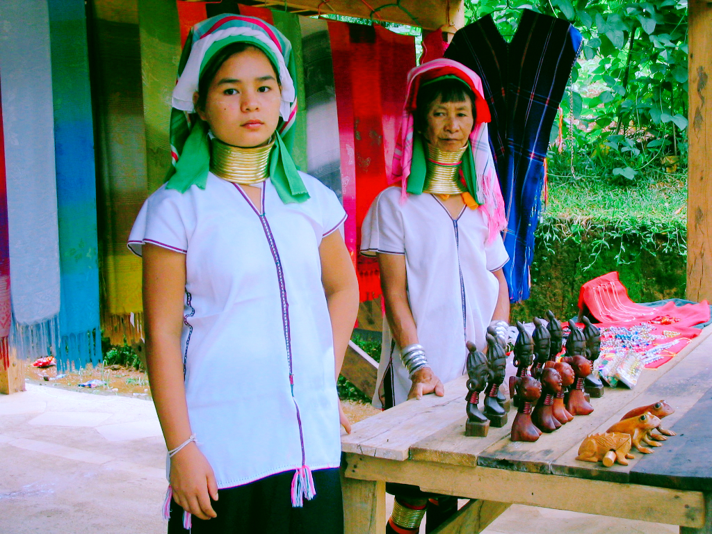 以脖子长为美的民族，脖子上戴满重铜环，一生只有3次机会取下