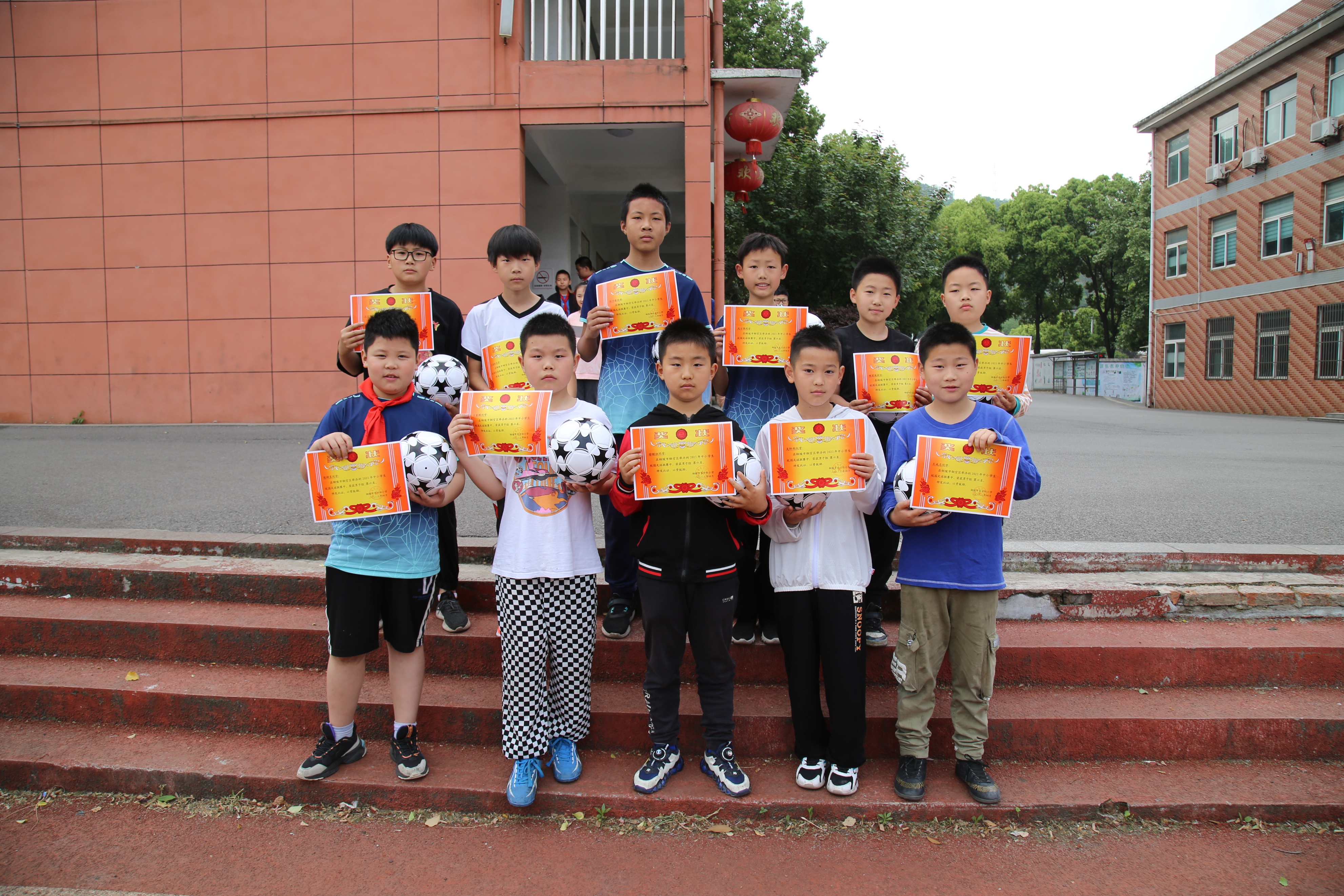 庆阳市东方红小学足球队照片,小学学校校园足球出征仪式