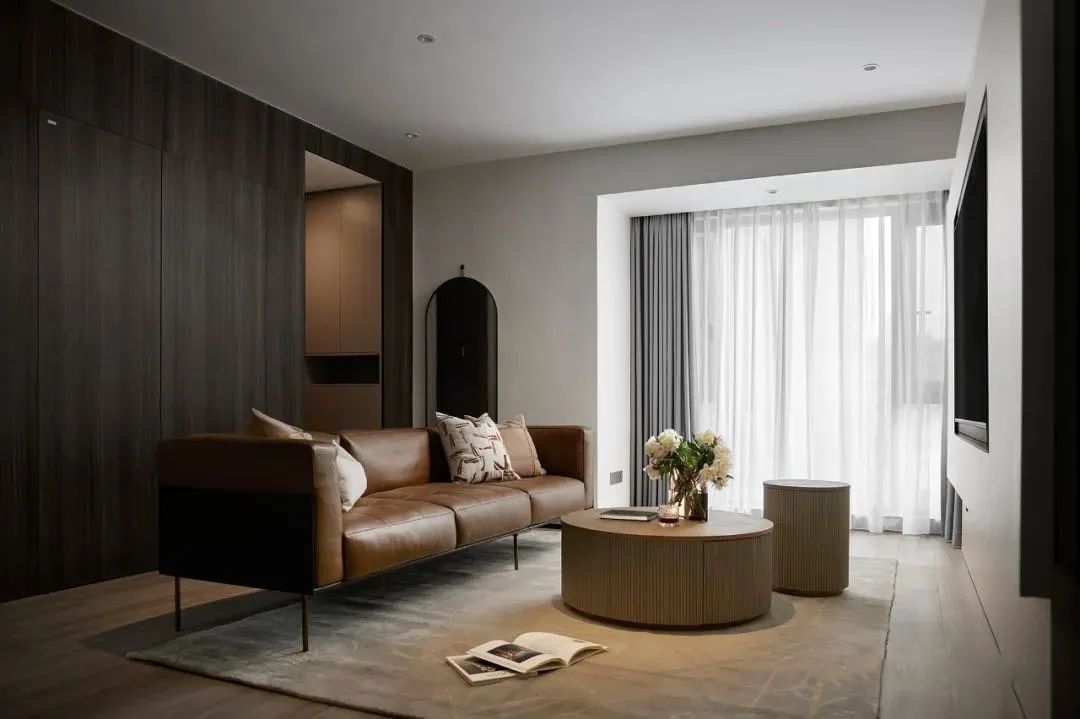 卧室暗色背景墙木饰面,木饰面装修暗色房间搭配效果