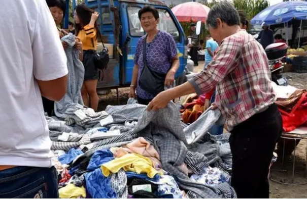 地摊上10元的衣服从哪里弄来的,地摊20元衣服为什么这么便宜