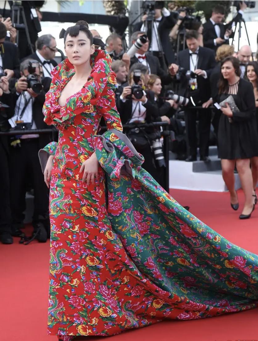 明星红毯假摔事件,明星红毯假摔倒抢镜