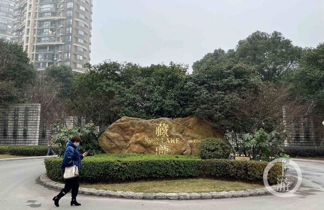 高档小区组织＂栋长联盟＂被告到扫黑办：卖车位赚112万