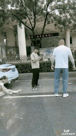 南京路怒光头强男拳打“小仙女”！女孩娇养是个错！