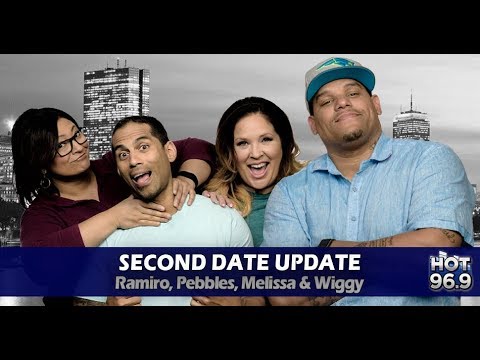 挖掘机抓玩具,挖掘机抓着飞机在飞的视频