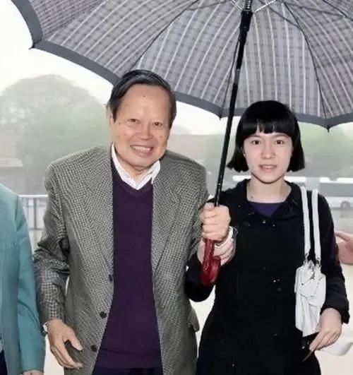 杨振宁今年100岁翁帆多少岁,翁帆不嫌弃杨振宁老年味吗