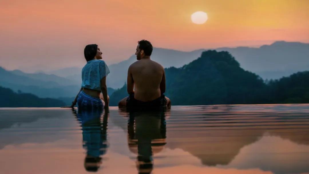 神仙眷侣辞掉高薪工作，爆改废弃山谷，悬崖高空造无边恒温泡池