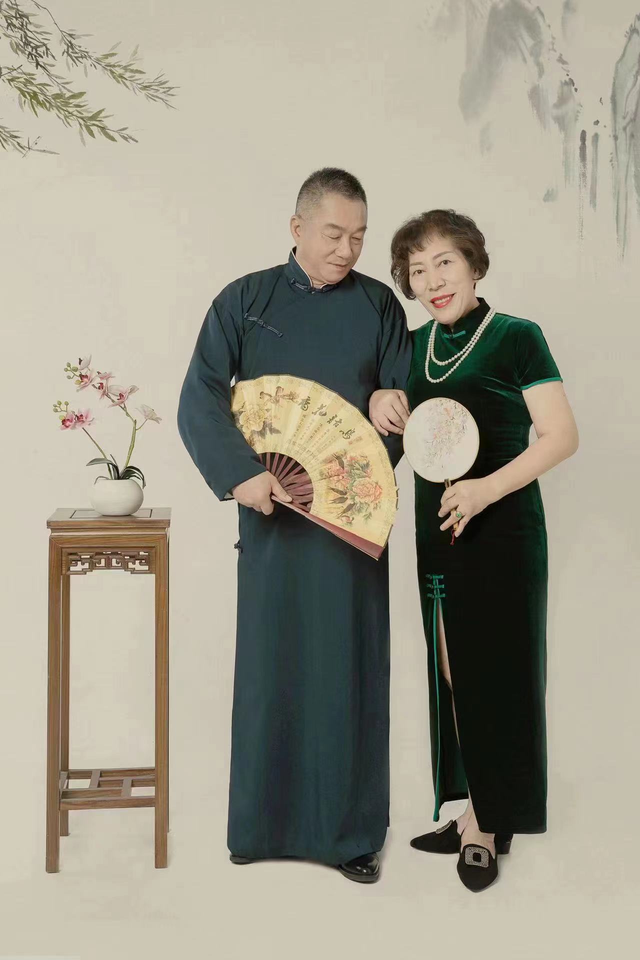 乔任梁去世6年：父亲突破“禁区”和粉丝一起唱儿子的歌，母亲一身病痛开始吃保健品，“我们都老了”