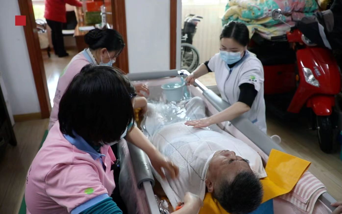 我，90后女孩，在深圳给特殊老人洗澡，可年收入36万，就是有点累