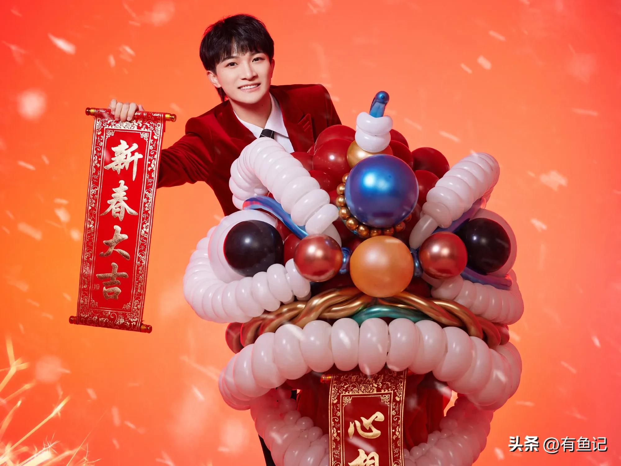 春晚舞台唱个人单曲，周深改词版《花开忘忧》温暖美好