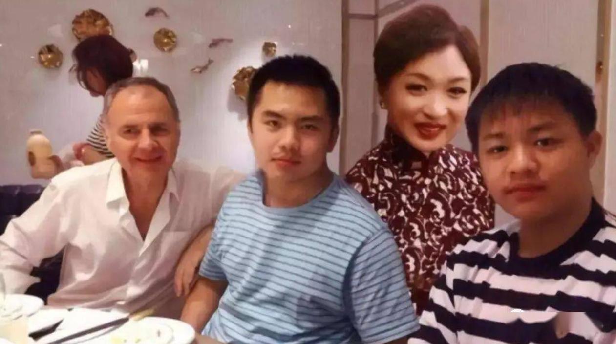 《金星秀》停播6年，金星亮相干女儿婚礼，55岁的她身材好气质佳