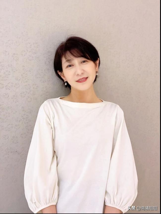 到老都优雅的女人不会“烫羊毛卷”，换上这3种发型，更时尚洋气