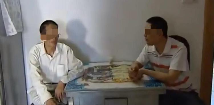 80岁老父恋上俏保姆，子女将两人赶出家门，老人：不同意我就自杀