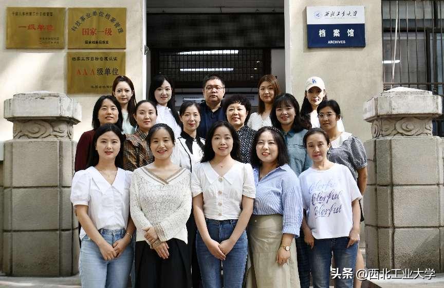 最美教师的表彰仪式,最美教职工集体